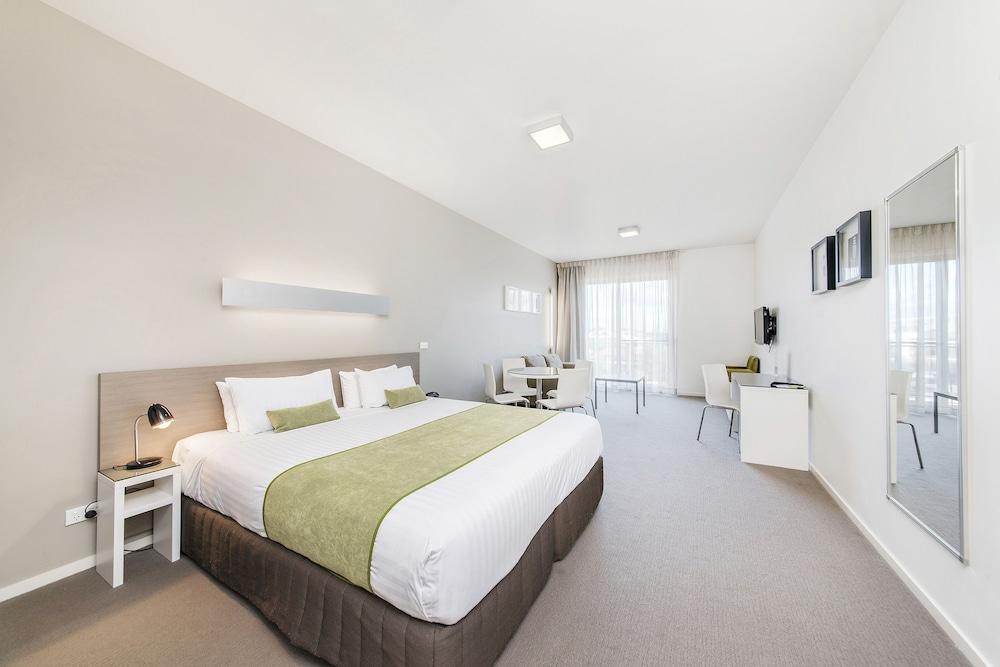 Abode Gungahlin Aparthotel Canberra Exteriör bild