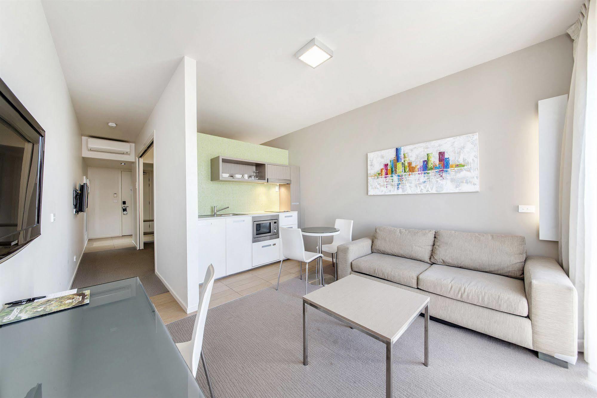 Abode Gungahlin Aparthotel Canberra Exteriör bild