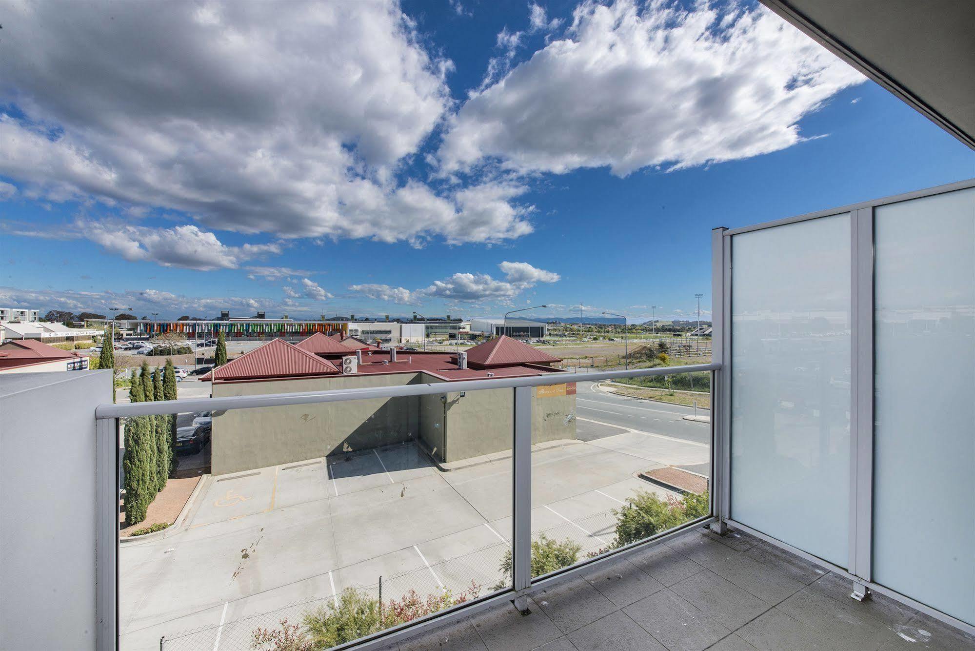 Abode Gungahlin Aparthotel Canberra Exteriör bild
